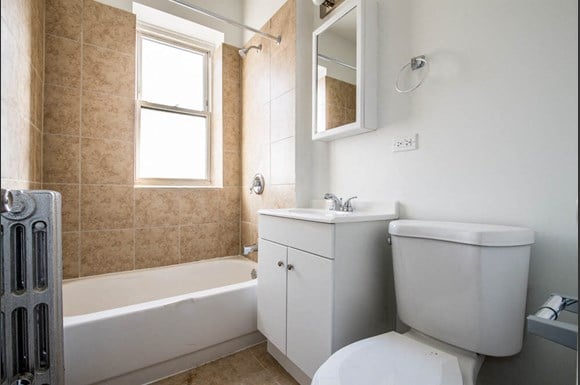 418 S Laramie Ave Apartments Chicago Bathroom